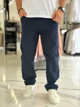 Pantalón de gabardina de corte chino en color azul marino, de diseño clásico y versátil.