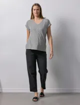 Remera estampada de Rio & Rian con escote en V y mangas cortas.