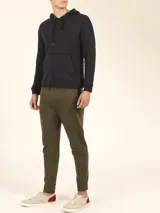 Sweater deportivo con capucha y cordones ajustables, bolsillo canguro frontal. Color verde oliva jaspeado.