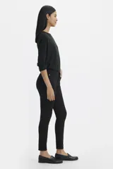 Jeans ajustados color negro, de tiro medio y pierna skinny.