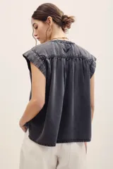 Camisa sin mangas de lyocell, con cuello mao y cierre frontal de botones.