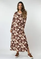 Vestido largo marrón con estampado abstracto en tonos beige, escote en V con detalle de lurex y mangas largas.