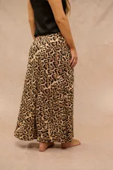 Falda larga de corte recto con estampado animal print en tonos beige y marrón.