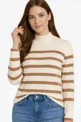 Sweater de punto con diseño de rayas horizontales en color crema y marrón, cuello alto tipo polera y mangas largas.