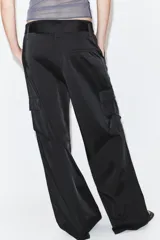 Pantalón cargo de tiro medio confeccionado en tejido satinado. Presenta bolsillos laterales con solapa, corte recto y holgado, y un cinturón integrado del mismo tejido con hebilla metálica.