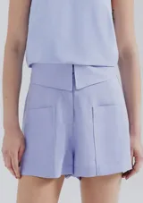 Short color beige de lino con cintura alta y bolsillos laterales.