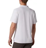 Polo de manga corta Columbia, color blanco, con cuello clásico abotonado y logo de la marca bordado en el pecho. Confeccionado con tecnología Omni-Wick para absorción de humedad y Omni-Shade para protección solar.