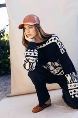 Pantalón de tiro alto con corte recto y silueta amplia, confeccionado en tejido acanalado suave y liviano con cintura elastizada.