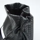 Bolso grande de imitación color negro, con diseño de efecto trenzado, cierre fruncido y asa de hombro trenzada.