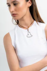 Gargantilla negra con dije de corazón plateado.