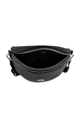 Riñonera de diseño semicircular en color camel, confeccionada en material texturizado. Cuenta con doble compartimento frontal con cierre metálico, correa ajustable y desmontable, y detalle de logo metálico en forma de labios en la parte inferior.