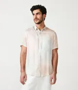 Camisa de manga corta con cuello camisero, corte slim y cierre abotonado. Diseño con efecto degradado en tonos pastel. Confeccionada en viscosa texturizada.