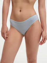 Bombacha clásica de punto color celeste claro con ribete en el contorno.