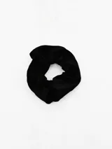 Colita de pelo tipo scrunchie de textura acanalada en color negro.