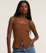 Musculosa de poliéster texturizado color marrón, con escote cuadrado, breteles anchos, cierre frontal de botones y abertura en el dobladillo inferior.