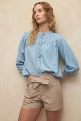 Short verde militar de algodón con cintura alta, lazo decorativo en la cintura y bolsillos laterales.