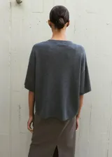 Chaleco de punto gris oscuro, de corte amplio, con escote redondo y mangas cortas.