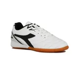 Championes de fútbol sala Diadora Tifosi ID, color blanco con detalles en negro y suela color caramelo.