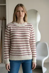 Sweater de punto con diseño de rayas horizontales en color marrón y blanco, de cuello redondo y manga larga con puños acanalados.