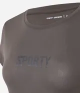 Remera deportiva de manga corta y cuello redondo, confeccionada en tejido de poliamida con textura tipo crepé. Presenta un estampado frontal con la palabra 'Sporty' en acabado de gel.