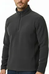 Buzo de polar color negro, con cuello alto y cierre frontal parcial.