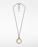 Collar con pieza metálica trenzada en acabado dorado y cordón largo regulable negro, con terminales metálicas logotipadas.