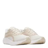 Championes de running Under Armour modelo W Ascend, en color blanco con detalles en beige. Presentan una capellada de malla transpirable con refuerzos sintéticos y una entresuela blanca de amortiguación.