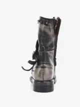 Botas de caña media color gris con efecto desgastado, cierre lateral con cremallera, apliques de tachas metálicas y correa con hebilla.