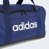 Bolso deportivo pequeño Adidas Linear color azul con base negra, logo blanco estampado, doble asa de mano, correa ajustable para el hombro y compartimento independiente para calzado.