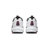 Championes Nike Air Max AP blancos con detalles en negro y rojo. Presentan el logo de Nike en rojo y suela con cámara de aire.