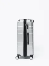 Valija rígida plateada de 28 pulgadas con diseño geométrico en el frente, manija retráctil superior, manija lateral y cuatro ruedas dobles.