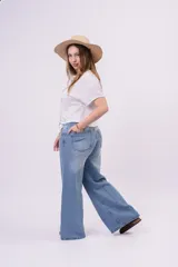 Pantalón wide leg de denim rígido, de tiro bajo en color celeste claro con sutiles desgastes, pernera ultra ancha y diseño de cinco bolsillos.