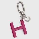 Llavero o charm para accesorios con forma de letra H en color fucsia, con gancho metálico y dije circular pequeño con la marca Bubba grabada.