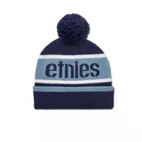 Gorro de lana azul marino con franjas horizontales celeste y blanco. Tiene un pompón en la parte superior y el logo de Etnies en la franja celeste.