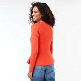Cárdigan de punto color naranja con corte peplum, cuello redondo y cierre frontal con botones dorados en forma de estrella.