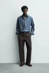 Pantalón de corte recto confeccionado en tejido compacto de algodón con estructura twill. Presenta cierre frontal con cremallera y botón, bolsillos laterales y bolsillos traseros de vivo con botón.