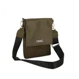 Bandolera Terrano de diseño compacto, confeccionada en una combinación de cuero sintético liso y textura tipo gamuza en color verde oliva. Cuenta con solapa frontal con placa metálica grabada con el logo de la marca, cierre principal y correa larga ajustable de cinta negra con el nombre de la marca tejido.