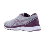 Championes de running Asics modelo Gel-Pacemaker 2, color gris con detalles en violeta y suela blanca. Confeccionados en malla transpirable con tecnología de amortiguación en el talón.