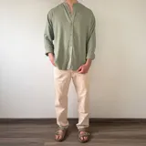 Camisa de lino manga larga de color blanco, con cuello mao y cierre frontal con botones.