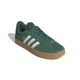 Championes Adidas VL Court 3.0 color verde con detalles en blanco y suela color caramelo. Zapatillas de corte bajo con exterior de gamuza y las tres tiras clásicas de Adidas en los laterales.