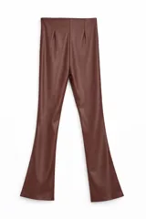 Pantalón de tiro alto confeccionado en cuero sintético negro, con costuras frontales verticales y tajos laterales en el ruedo.