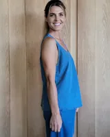 Musculosa celeste de denim con bolsillo de parche en el pecho.