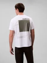 Remera de algodón regenerativo Calvin Klein de color blanco, con cuello redondo, mangas cortas, corte regular y el logo de la marca en gráfico 3D en el pecho.