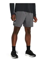 Short deportivo Under Armour de 7 pulgadas, color gris, con logo reflectante en el lateral y forro interior de malla. Cuenta con cintura elástica con cordón interno, paneles de ventilación y bolsillos laterales.
