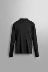 Camiseta negra de running de primera capa, confeccionada en tejido elástico y ajustado al cuerpo. Tiene cuello alto con logo estampado, mangas largas con puños ajustables y costuras planas.