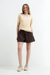 Short de jean azul con cintura elastizada, bolsillos delanteros aplicados y diseño cómodo.
