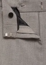 Pantalon de vestir de tiro alto con diseño acampanado, confeccionado en tejido de poliéster y viscosa. Presenta trabillas en la cintura, bolsillos laterales y costuras decorativas frontales.