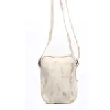 Bandolera color beige de cuero liso con dos cierres frontales y correa larga regulable.