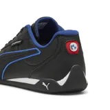 Championes Puma modelo Replicatch de la colección BMW Motorsport, color negro con detalles en azul y blanco. Presentan un diseño aerodinámico con el logo de BMW Motorsport en el lateral y el logo de Puma en la puntera y el talón.