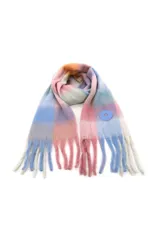 Bufanda de tejido suave con diseño de cuadros en tonos verdes, blancos y grises. Presenta flecos en los extremos y un aplique circular decorativo en uno de los laterales.